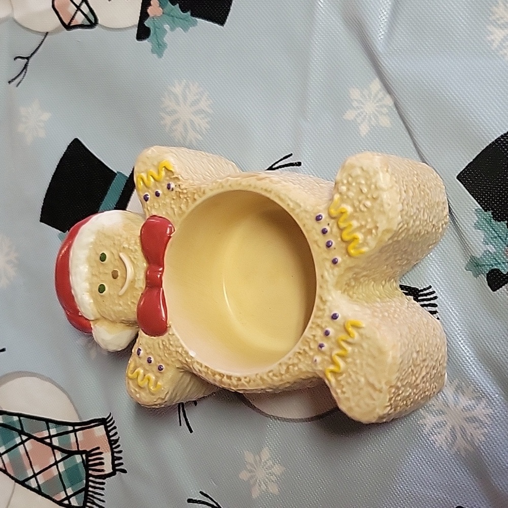 YankeeCandle gingerbread man tea light candle holder Colors brown and red.